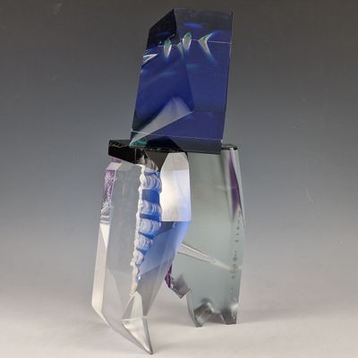 une sculpture en verre surmontée d'une étoile bleue