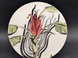 une assiette ornée d'une fleur sur fond noir