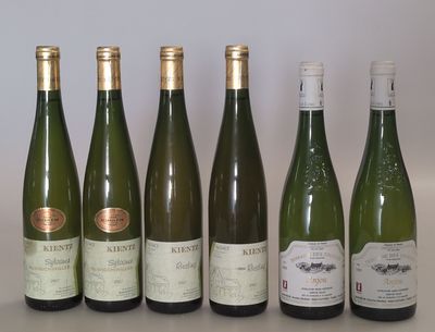 six bouteilles de vin sont alignées sur une table