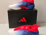 une paire de chaussures rouges et bleues posée sur une boîte