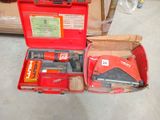 une boîte à outils rouge avec des outils sur le sol