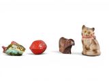 trois figurines représentant des chats et un poisson sur un fond blanc