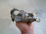 une main tenant un objet métallique qui ressemble à un cheval