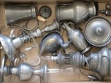 une boîte remplie de vieux objets en argent qui s'y trouvent