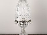 une photo d'une lampe de table surmontée d'un abat-jour en verre