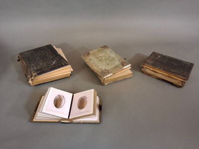 plusieurs vieux livres posés sur une table les uns à côté des autres