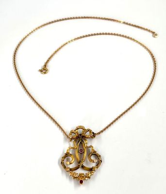 gros plan d'un collier sur une surface blanche avec une chaîne