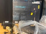 une table sur laquelle se trouvent un ventilateur et d'autres objets