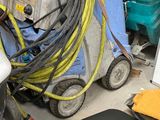 une machine posée par terre à côté d'autres machines