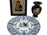 une photo d'une assiette bleue et blanche sur laquelle figure un motif