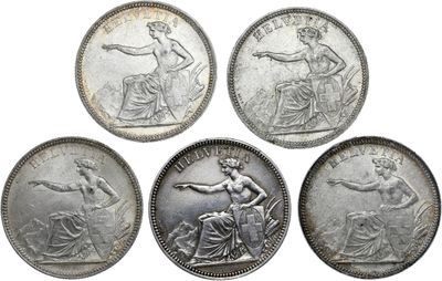 quatre types différents de pièces d'argent sur fond blanc