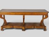 une petite table en bois avec une étagère
