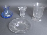 trois vases en verre et une assiette posés sur une table