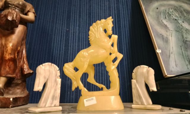 Paire de serre-livre en onyx en forme de tête de cheval et sculpt...