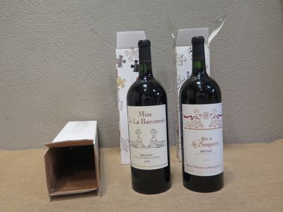 deux bouteilles de vin posées l'une à côté de l'autre sur une table