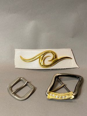 Lot de trois boucles de ceinture fantaisie en métal et stras…