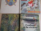 quatre livres pour enfants sont posés sur une étagère dans une pièce