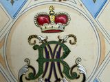 une photo d'un carreau décoratif sur lequel figure une couronne