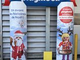 deux bannières de Noël accrochées sur la façade d'un immeuble