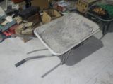 une table placée au milieu d'une pièce