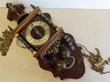 une horloge accrochée au mur par une chaîne