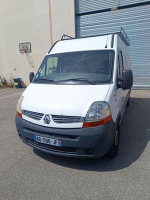 une camionnette blanche garée dans un parking