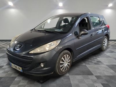 la voiture grise est garée dans le garage sur le sol en damier