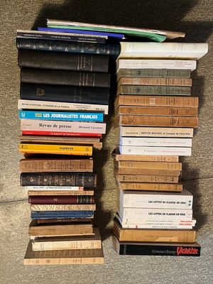 de nombreux livres empilés sur le sol