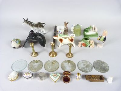 a lot of small figurines that are on the table