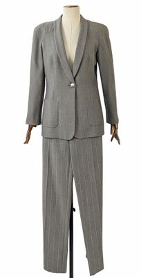 costume gris à fines rayures sur un mannequin, mannequin, mannequin, mannequin, mannequin, mannequin, mannequin, mannequin, mannequin, mannequin