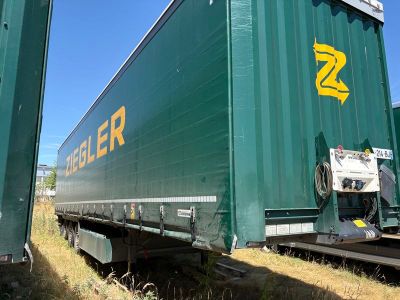 un wagon vert garé sur les voies