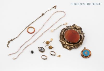 une photo d'une collection de bijoux posés sur une surface blanche