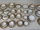 beaucoup d'assiettes et de tasses blanches et dorées