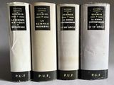 quatre livres sont alignés sur une surface blanche