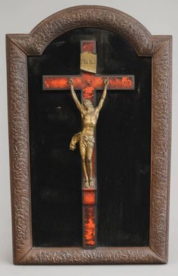 un vieux crucifix en bois orné d'une croix rouge