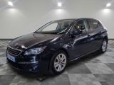 la voiture noire est garée sur un sol en damier dans le garage