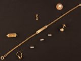 un assortiment de bijoux en or sur un fond noir