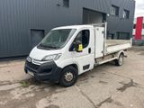 la photo d'un camion blanc garé devant un bâtiment