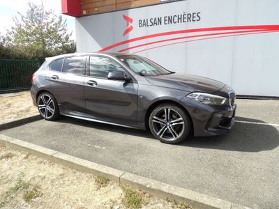 La BMW M140i M Sport Break est garée devant un immeuble