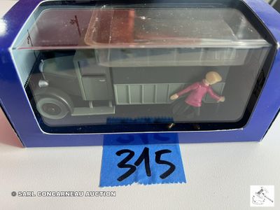 une boîte bleue sur laquelle figure l'image d'une femme en chemise rose