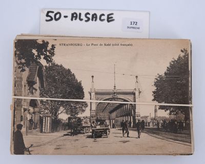 une vieille photo représentant une scène de rue avec un cheval et une calèche