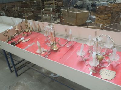 une longue table sur laquelle sont disposés de nombreux verres