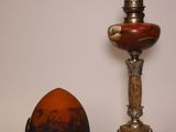 une lampe et un œuf posés sur une table