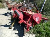 un tracteur rouge garé sur le bord de la route