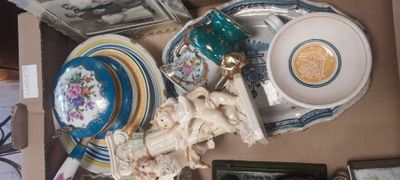 une boîte remplie d'assiettes et de bols de toutes sortes
