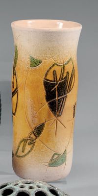 deux vases posés l'un à côté de l'autre sur une table