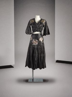 une image d'une robe noire sur un mannequin
