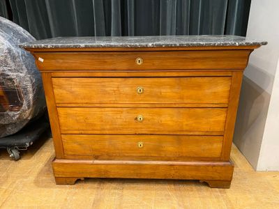 une commode en bois avec un plateau en marbre