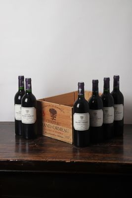 plusieurs bouteilles de vin posées sur une table en bois