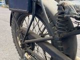 une moto sale garée sur le bord de la route